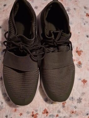 Men's Casual Knit Sneakers in Olive Green with Elastic Strap